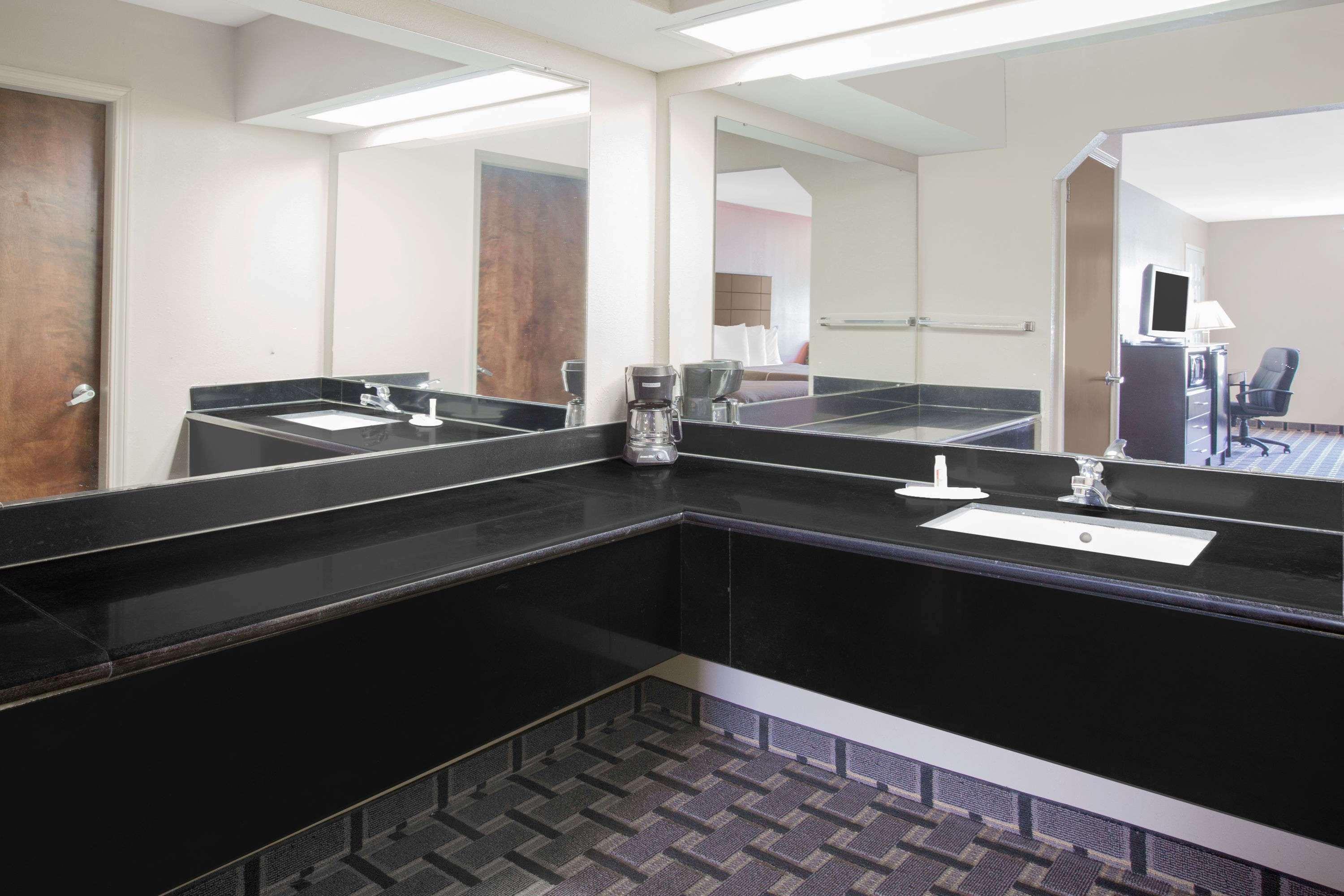Days Inn & Suites By Wyndham Pine Bluff Εξωτερικό φωτογραφία