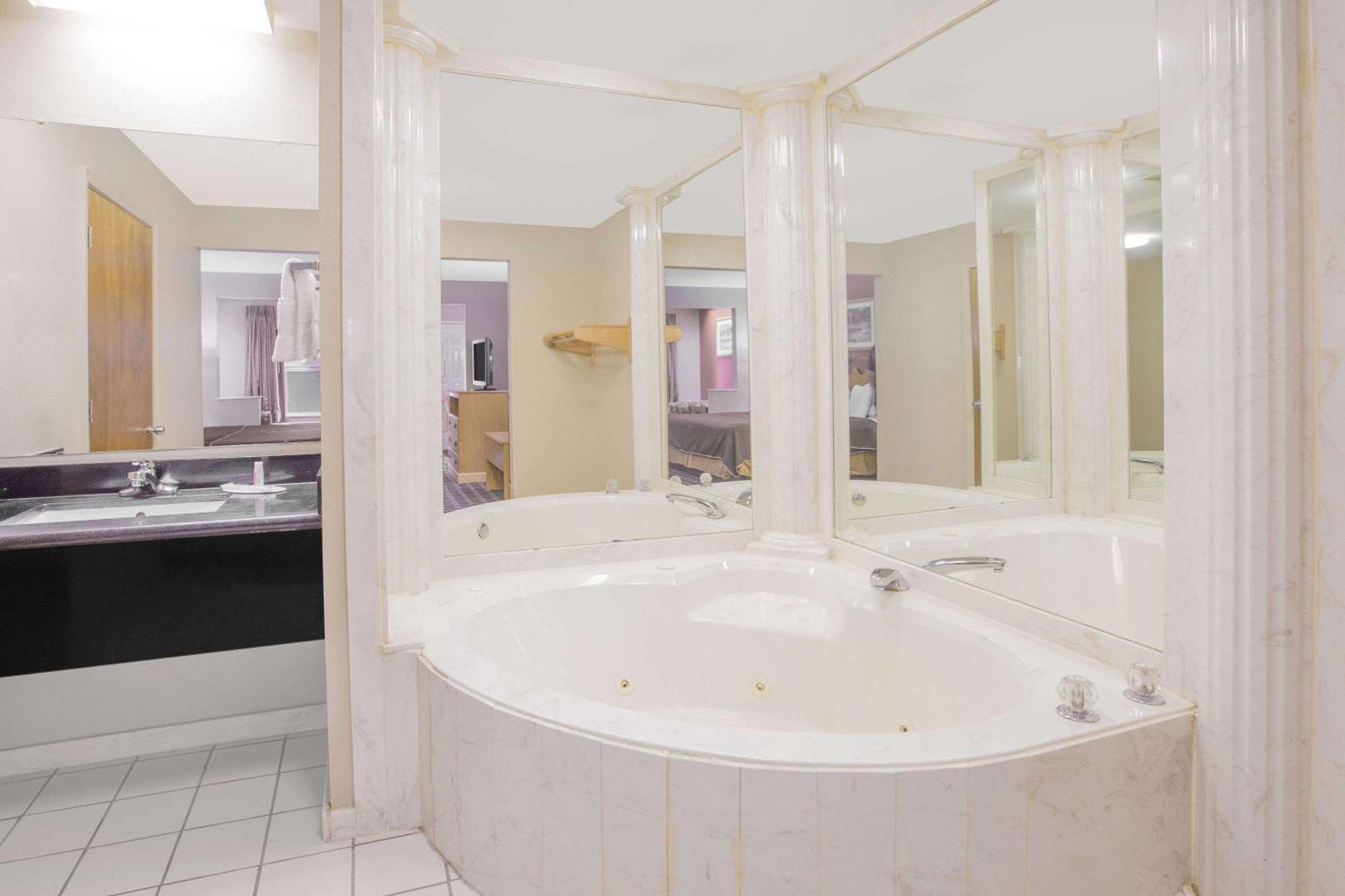 Days Inn & Suites By Wyndham Pine Bluff Εξωτερικό φωτογραφία